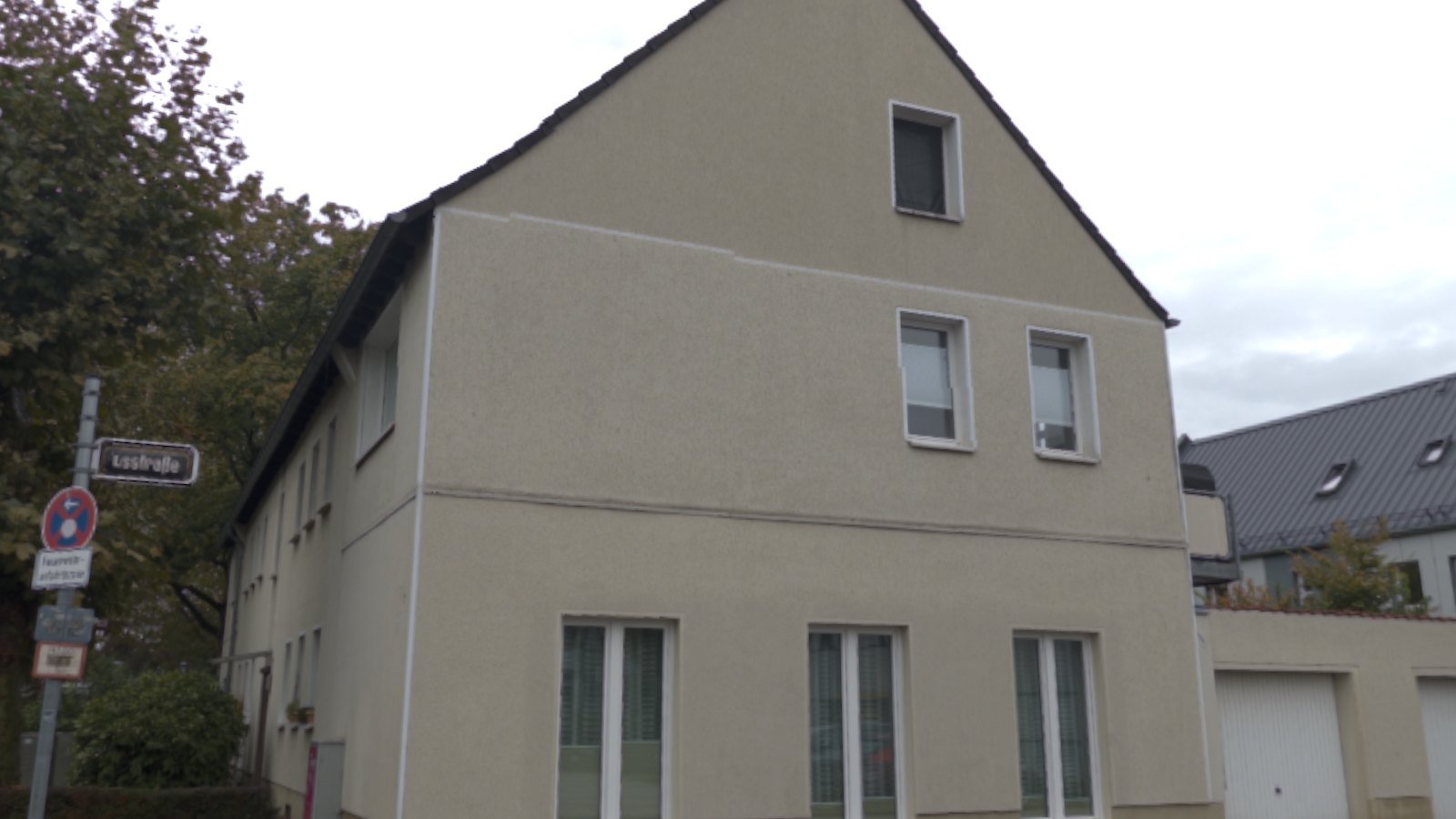 A house stitched by 0.4: sharp windows and a clean gable