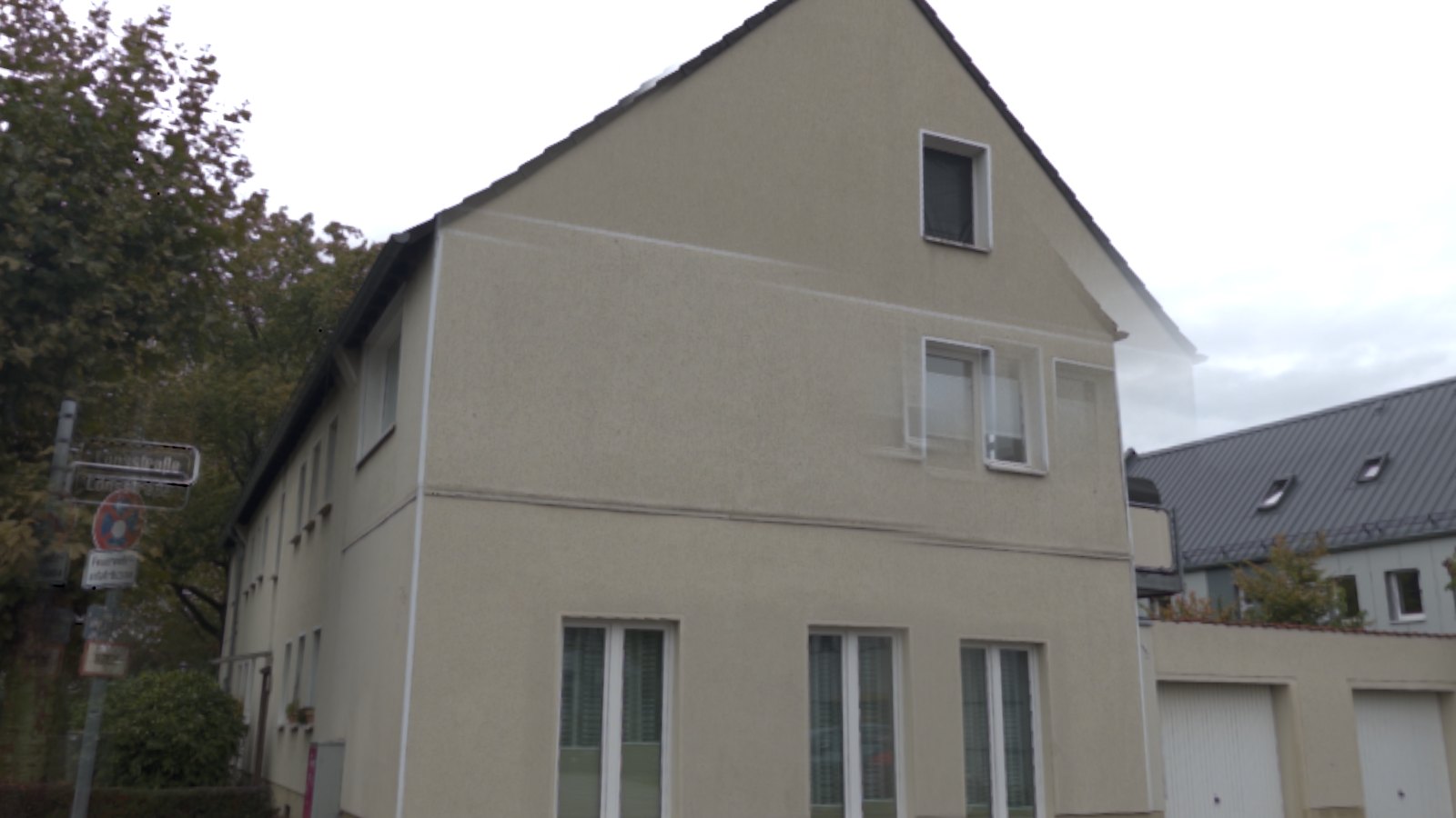 The same capture stitched by 0.3: the first-floor windows are doubled and the gable has a see-through ghost